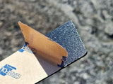 Bilde av dobbeltsidig film på baksiden av postkasseskiltet som sikrer enkel og varig montering.