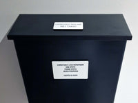Bilde av stort hvitt skilt til postkassen montert på en svart post kasse